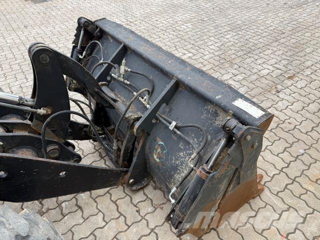 JCB 406 / 2018 BJ / 2.863 H / Klappschaufel Gumikerekes homlokrakodók