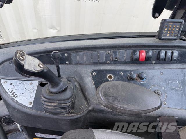 JCB 406 / 2018 BJ / 2.863 H / Klappschaufel Gumikerekes homlokrakodók
