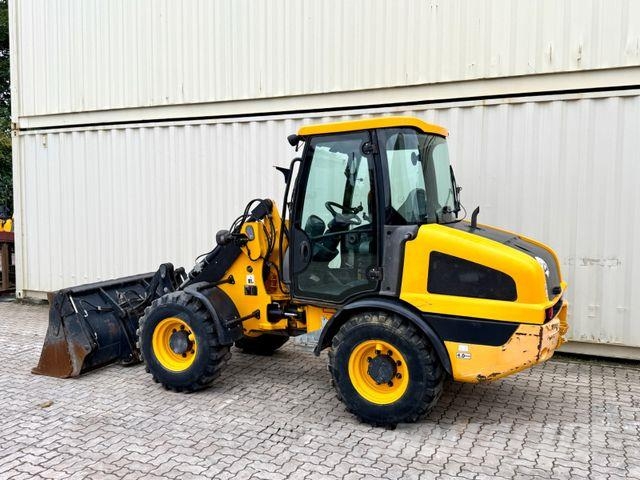 JCB 406 / 2018 BJ / 2.863 H / Klappschaufel Gumikerekes homlokrakodók