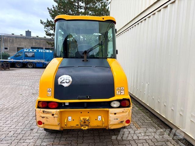 JCB 406 / 2018 BJ / 2.863 H / Klappschaufel Gumikerekes homlokrakodók