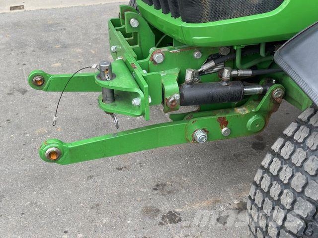 John Deere 3046 R 4x4 Hofschlepper *Verunfall* Traktorji