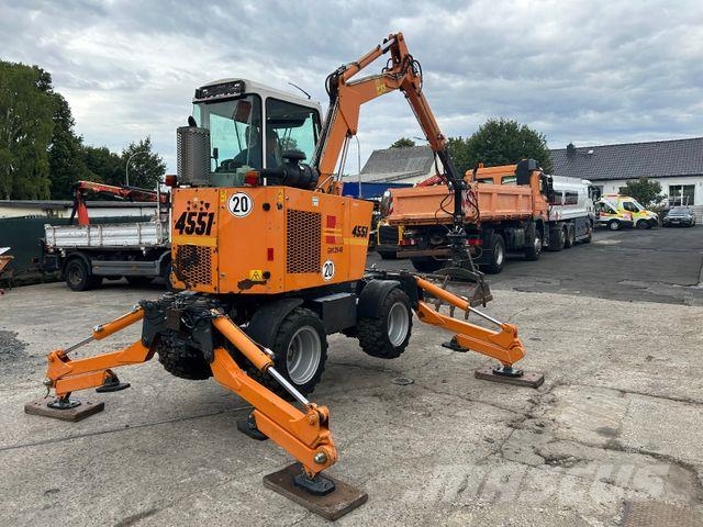 Kiefer Boki 4551 / 4x4x4 / Friedhofsbagger Wielgraafmachines