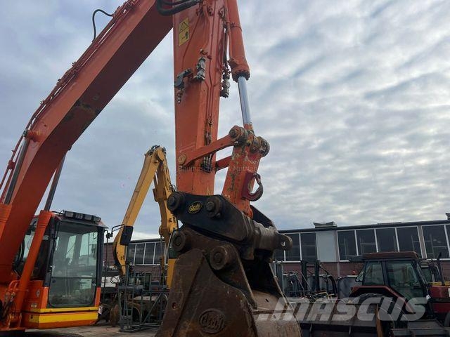 Komatsu HB 215 LC-1 حفارات زحافة