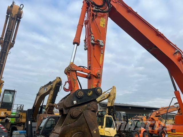 Komatsu HB 215 LC-1 حفارات زحافة