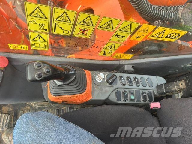 Komatsu HB 215 LC-1 حفارات زحافة