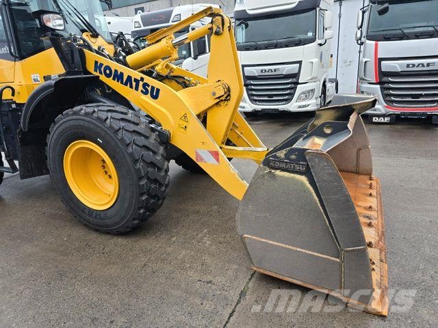 Komatsu WA 200 * WENIG BELASTET * TOP * NEUE REIFEN Wheel loaders