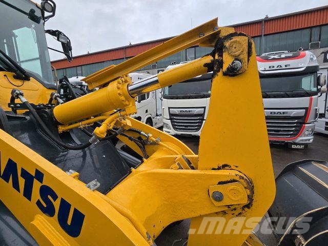 Komatsu WA 200 * WENIG BELASTET * TOP * NEUE REIFEN Wheel loaders
