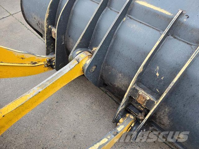 Komatsu WA 200 * WENIG BELASTET * TOP * NEUE REIFEN Wheel loaders