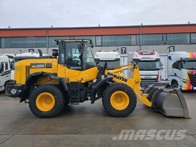 Komatsu WA 200 * WENIG BELASTET * TOP * NEUE REIFEN Wheel loaders
