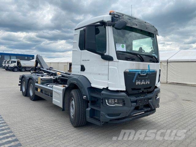MAN TGS 26.440 6x4 Abrollkipper HYVA 20-60-S Камиони с кран с кука