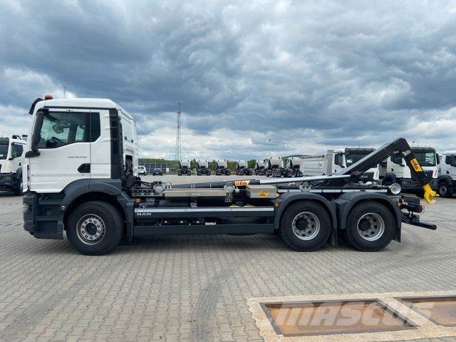 MAN TGS 26.440 6x4 Abrollkipper HYVA 20-60-S Камиони с кран с кука