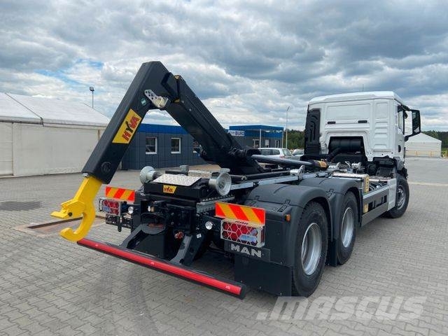 MAN TGS 26.440 6x4 Abrollkipper HYVA 20-60-S Камиони с кран с кука