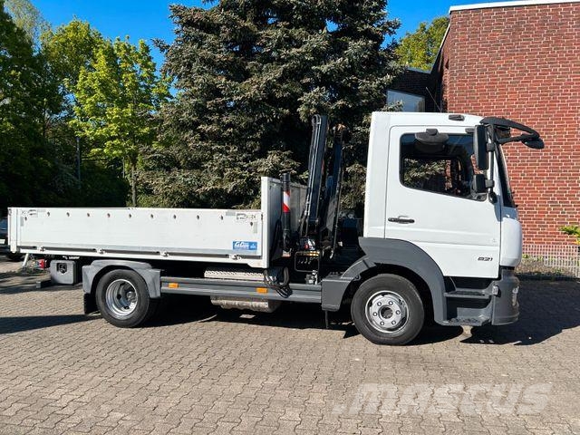 Mercedes-Benz 821 Atego Pritsche mit HIAB 066D Kran Camiones grúa