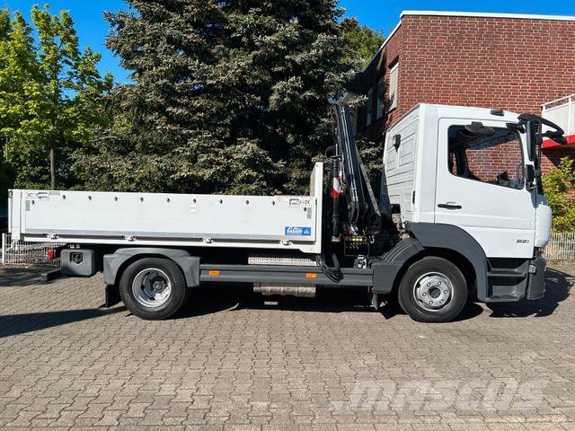 Mercedes-Benz 821 Atego Pritsche mit HIAB 066D Kran Camiones grúa