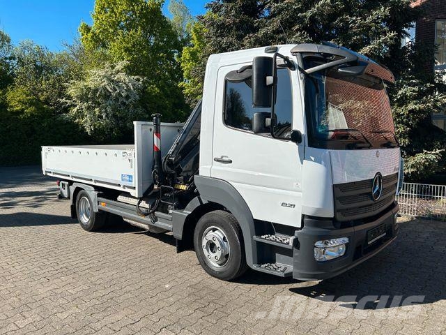 Mercedes-Benz 821 Atego Pritsche mit HIAB 066D Kran Camiones grúa