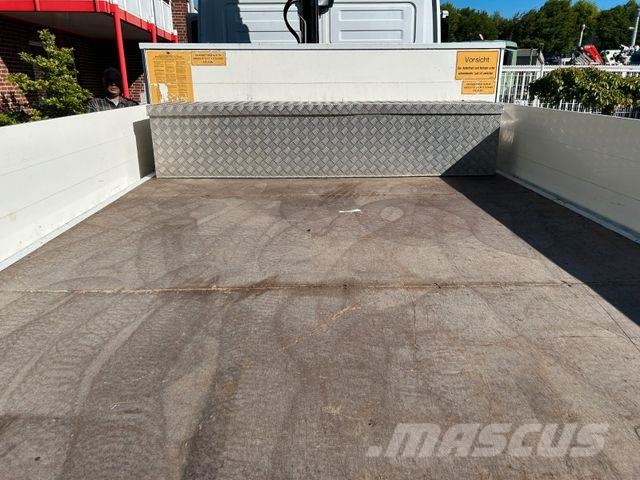 Mercedes-Benz 821 Atego Pritsche mit HIAB 066D Kran Camiones grúa
