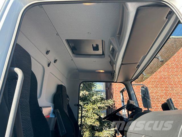 Mercedes-Benz 821 Atego Pritsche mit HIAB 066D Kran Camiones grúa