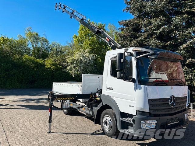 Mercedes-Benz 821 Atego Pritsche mit HIAB 066D Kran Camiones grúa