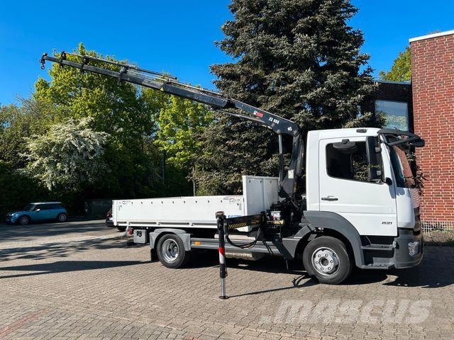 Mercedes-Benz 821 Atego Pritsche mit HIAB 066D Kran Camiones grúa