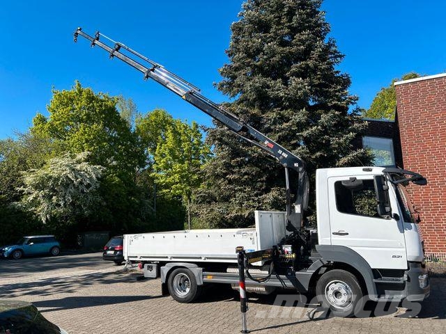Mercedes-Benz 821 Atego Pritsche mit HIAB 066D Kran Camiones grúa