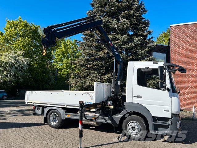 Mercedes-Benz 821 Atego Pritsche mit HIAB 066D Kran Camiones grúa