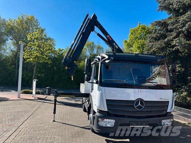 Mercedes-Benz 821 Atego Pritsche mit HIAB 066D Kran Camiones grúa