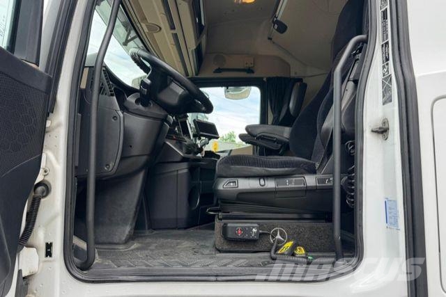 Mercedes-Benz Actros 1842 mit Seitenöffnung und Kran Other trucks