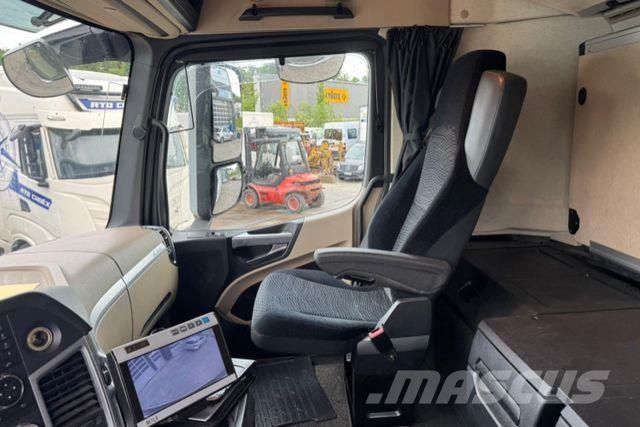Mercedes-Benz Actros 1842 mit Seitenöffnung und Kran Other trucks