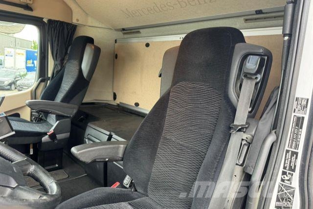 Mercedes-Benz Actros 1842 mit Seitenöffnung und Kran Other trucks