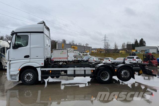 Mercedes-Benz Actros 2543 6x2 شاحنات بمقصورة وهيكل