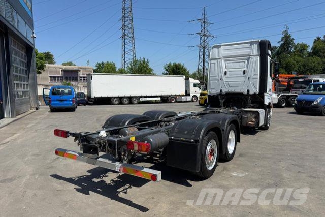 Mercedes-Benz Actros 2548 6x2 شاحنات بمقصورة وهيكل