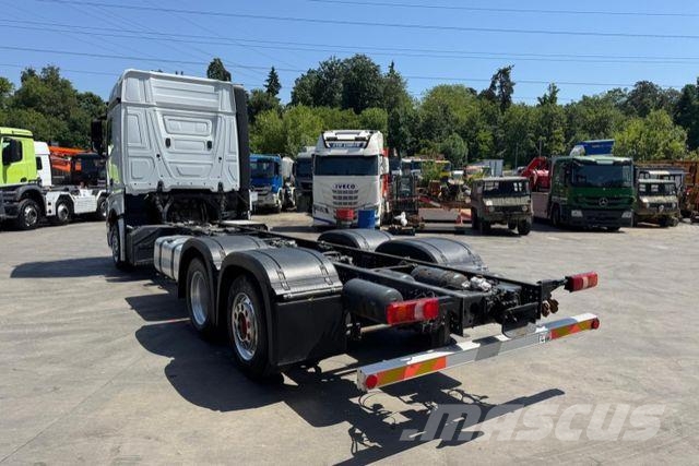Mercedes-Benz Actros 2548 6x2 شاحنات بمقصورة وهيكل
