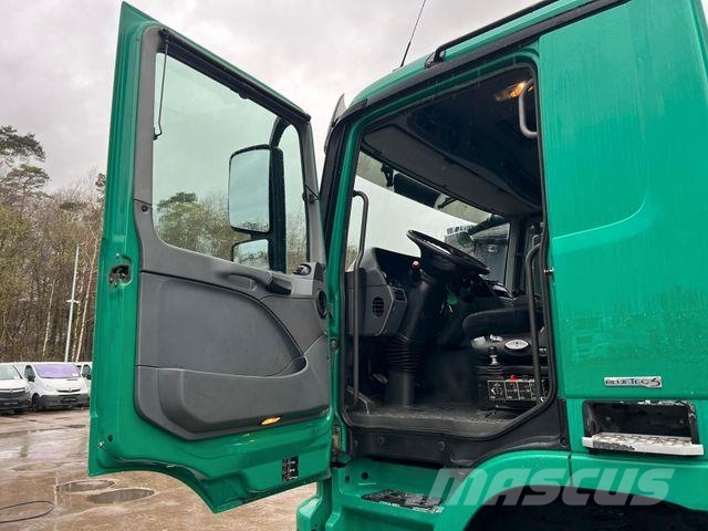Mercedes-Benz Actros 3348 6x6 Kipper mit HIAB 1300RS 83 Tipper trucks