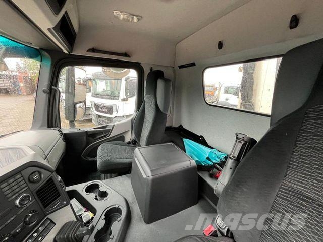 Mercedes-Benz Antos 2543 L 6x2 Abrollkipper mit Kran Funk+Grei Camiones grúa
