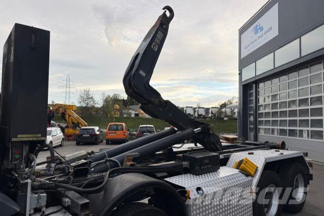 Mercedes-Benz Arocs 3243 8x4 Hiab 26T Vrachtwagen met containersysteem