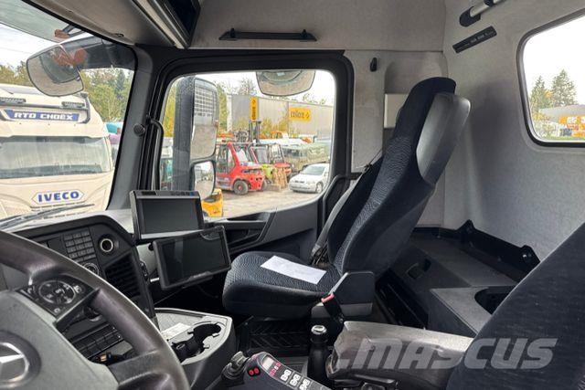 Mercedes-Benz Arocs 3243 8x4 Hiab 26T Vrachtwagen met containersysteem