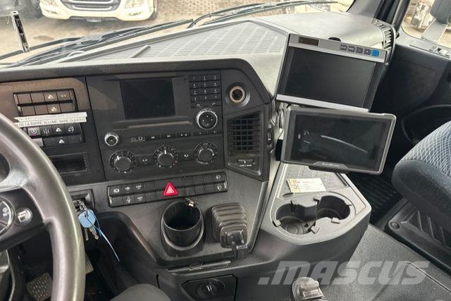 Mercedes-Benz Arocs 3243 8x4 Hiab 26T Vrachtwagen met containersysteem