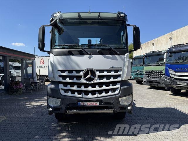 Mercedes-Benz Arocs 3245 K 8X4 Haken Vrachtwagen met containersysteem