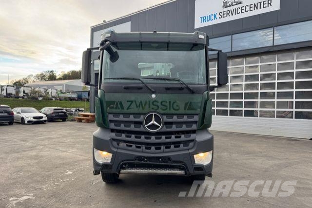 Mercedes-Benz Arocs 3243 8x4 Hiab 26T Vrachtwagen met containersysteem