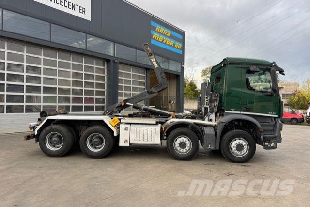 Mercedes-Benz Arocs 3243 8x4 Hiab 26T Vrachtwagen met containersysteem