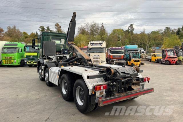 Mercedes-Benz Arocs 3243 8x4 Hiab 26T Vrachtwagen met containersysteem