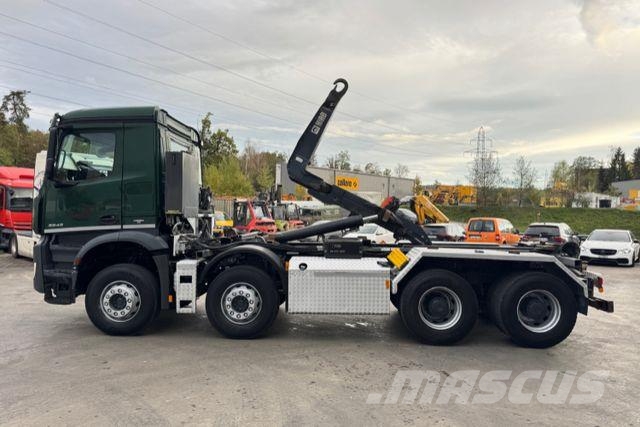 Mercedes-Benz Arocs 3243 8x4 Hiab 26T Vrachtwagen met containersysteem