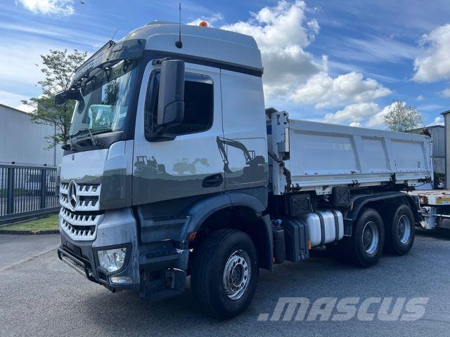 Mercedes-Benz Arocs 3352 BB Dreiseitenkipper Bordmatik Lastbiler med tip