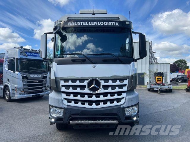 Mercedes-Benz Arocs 3352 BB Dreiseitenkipper Bordmatik Lastbiler med tip