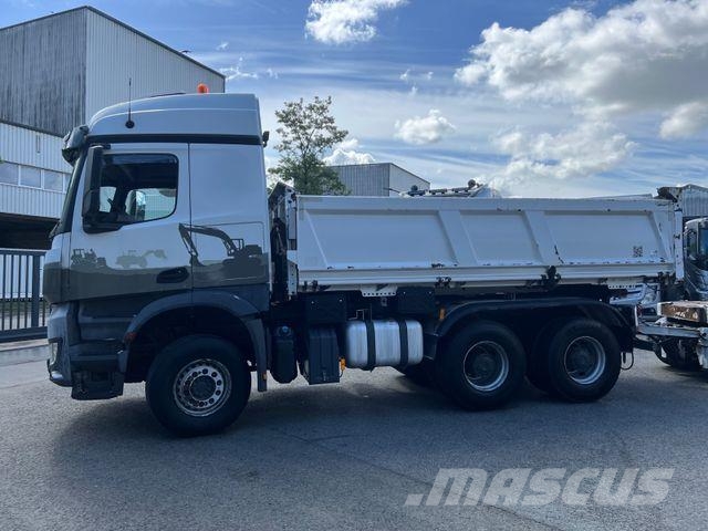 Mercedes-Benz Arocs 3352 BB Dreiseitenkipper Bordmatik Lastbiler med tip