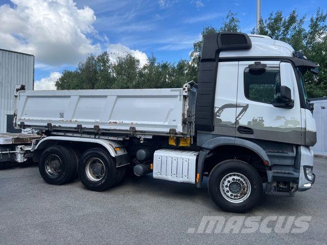 Mercedes-Benz Arocs 3352 BB Dreiseitenkipper Bordmatik Lastbiler med tip