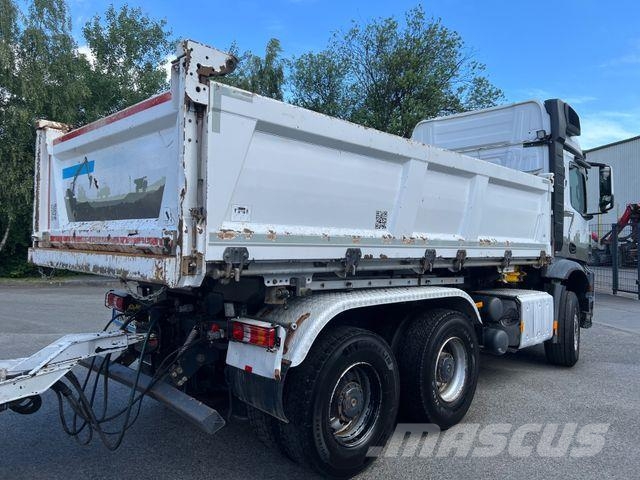 Mercedes-Benz Arocs 3352 BB Dreiseitenkipper Bordmatik Lastbiler med tip