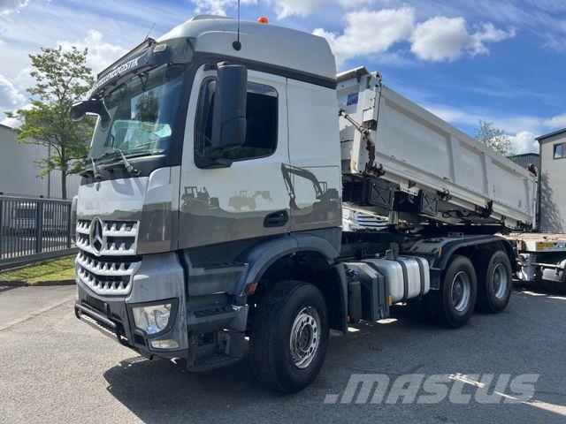 Mercedes-Benz Arocs 3352 BB Dreiseitenkipper Bordmatik Lastbiler med tip
