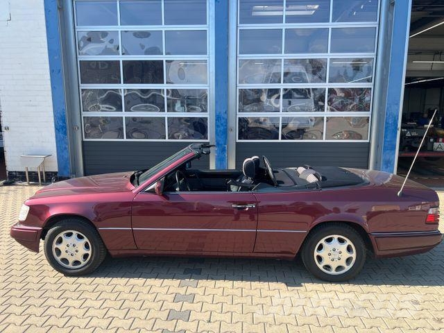 Mercedes-Benz E 200 Cabrio mit original sehr wenig Kilometern Voiture