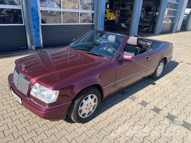 Mercedes-Benz E 200 Cabrio mit original sehr wenig Kilometern Voiture